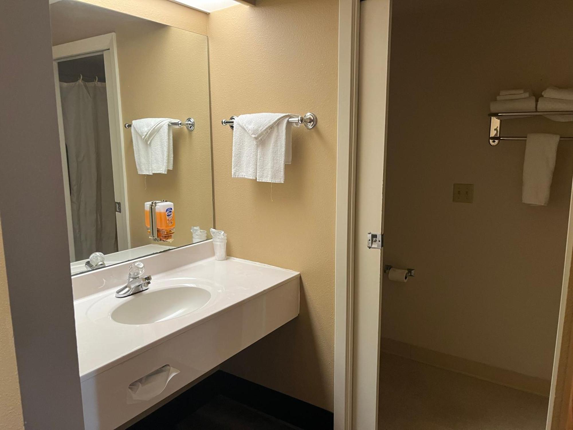 Americas Best Value Inn Калиспел Екстериор снимка