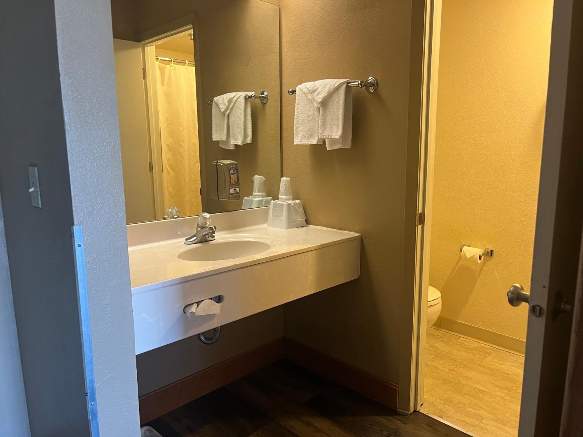 Americas Best Value Inn Калиспел Екстериор снимка